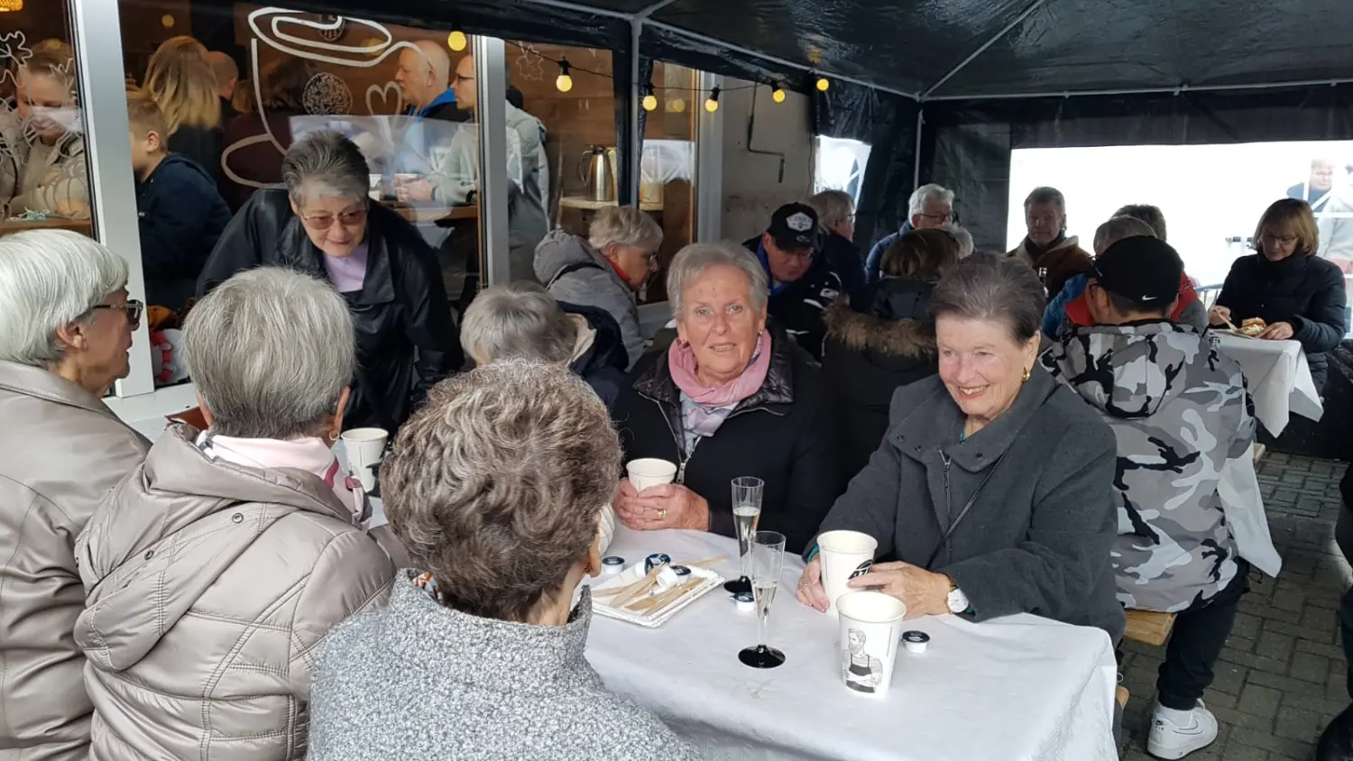 Menschen im Café von La Vie Cafe & Bäckerei