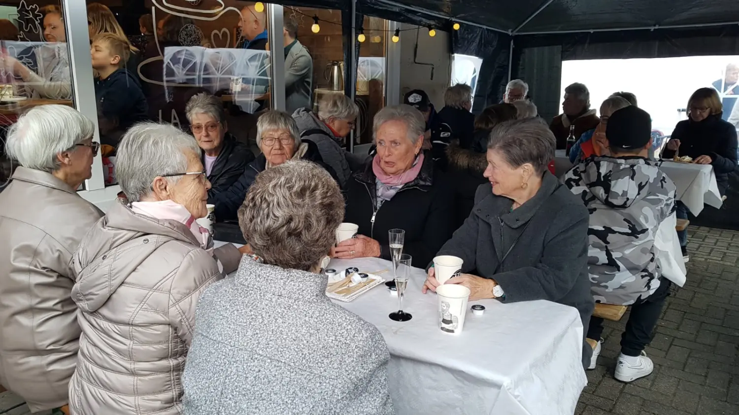 Menschen im Café von La Vie Cafe & Bäckerei