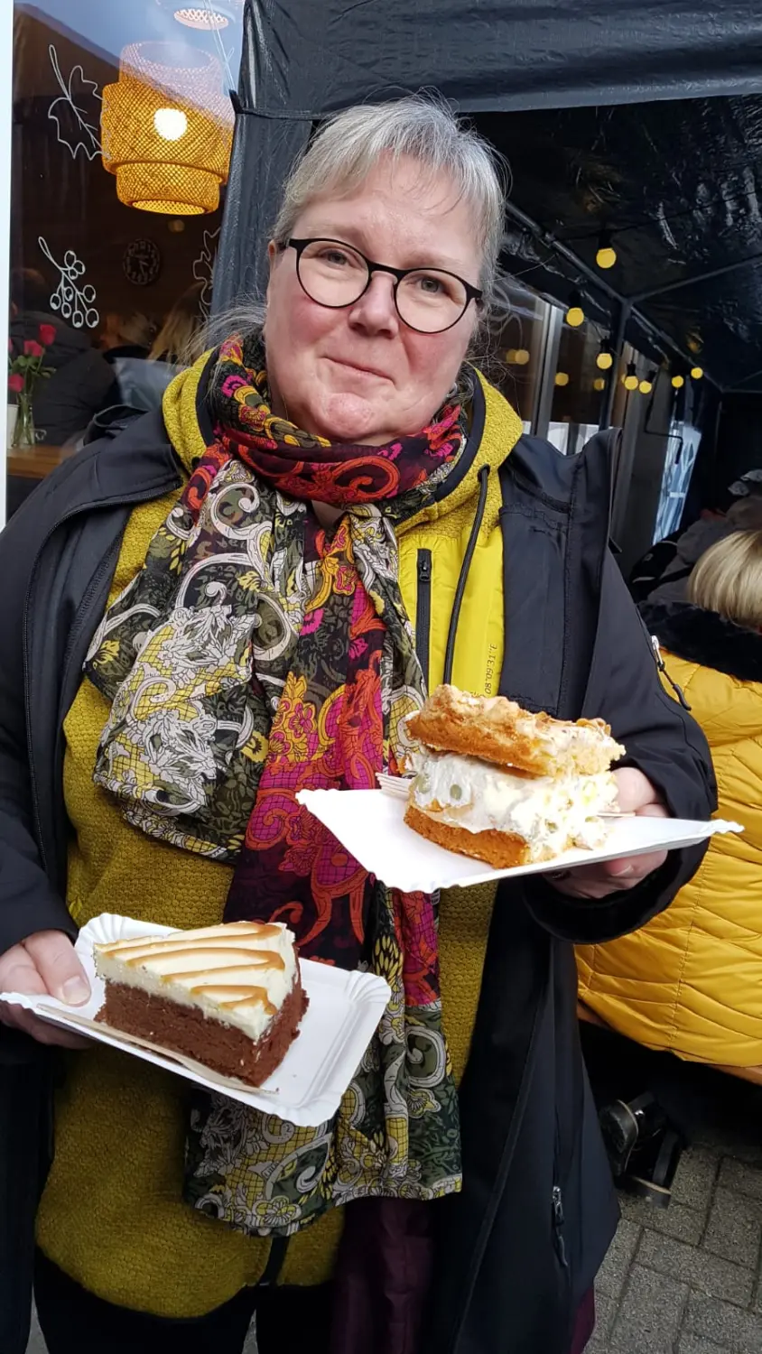 Menschen im Café von La Vie Cafe & Bäckerei