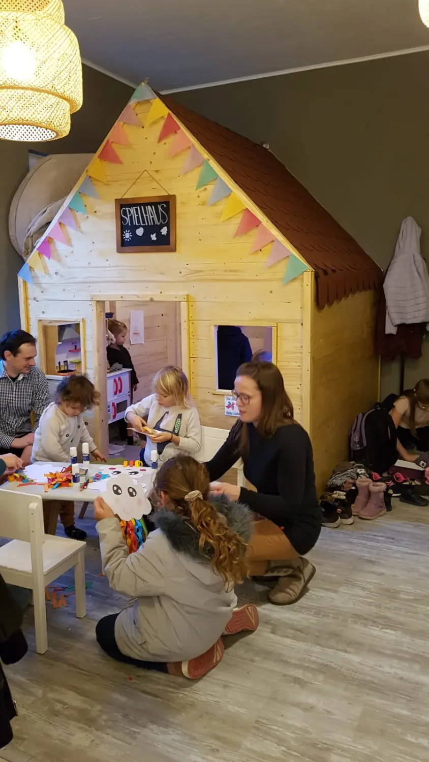 Menschen im Café von La Vie Cafe & Bäckerei